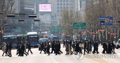 Streets bustle with office workers during lunch hours in Seoul on April 4, 2022. (Yonhap) 
