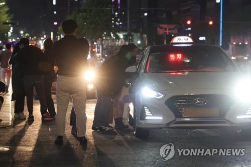 People try to get a taxi in the busy Gangnam district in southern Seoul on April 19, 2022. (Yonhap)