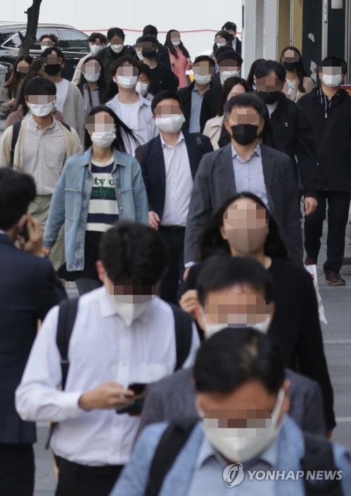 Most Seoul citizens walk around with masks on despite eased rules