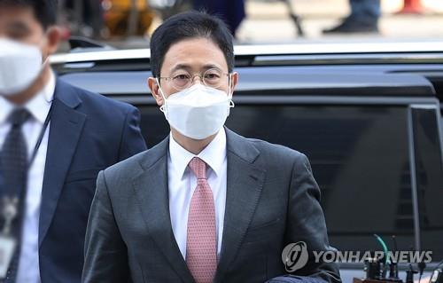 This file photo shows Son Jun-sung, a prosecutor charged in an election meddling scandal, walking to a court on Nov. 2, 2021. (Yonhap)