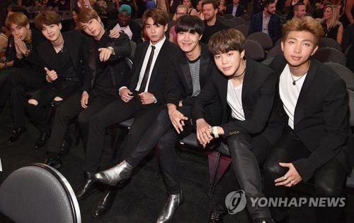 K-pop group BTS poses for photographers during the 2017 Billboard Music Awards, in this photo captured from the Twitter account of the event. (PHOTO NOT FOR SALE) (Yonhap)
