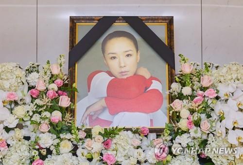 Film icon Kang Soo-youn laid to rest