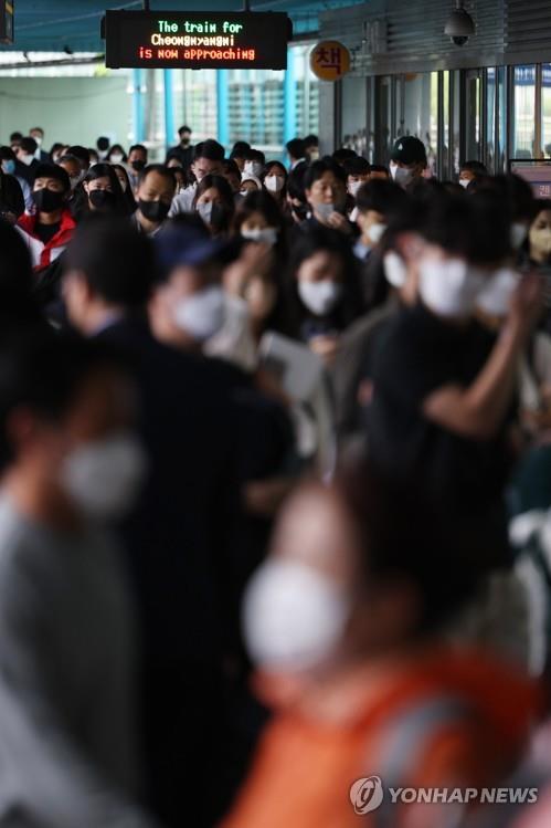 Seoul's daily subway ridership hits pandemic-era high on eased restrictions