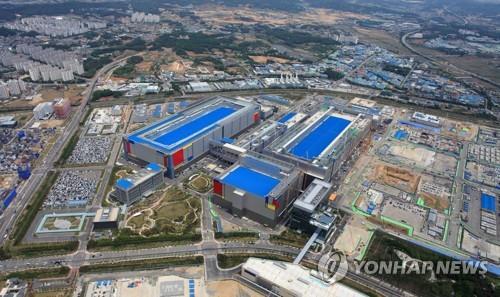 This undated file photo provided by Samsung Electronics Co. shows its chip plant in Pyeongtaek, south of Seoul. (PHOTO NOT FOR SALE) (Yonhap)