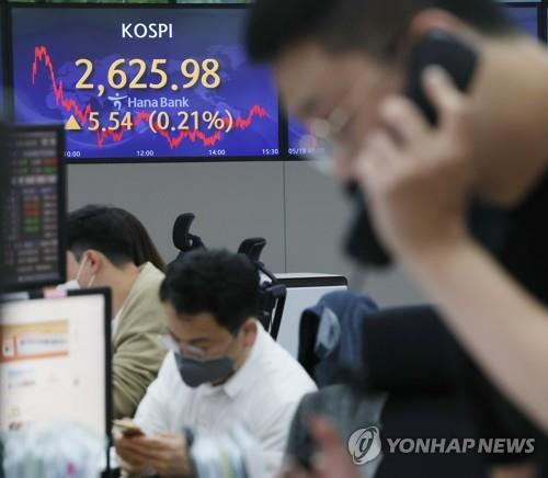 Electronic signboards at a Hana Bank dealing room in Seoul show the benchmark Korea Composite Stock Price Index (KOSPI) closed at 2,625.98 on May 18, 2022, up 5.54 points, or 0.21 percent, from the previous session's close. (Yonhap) 