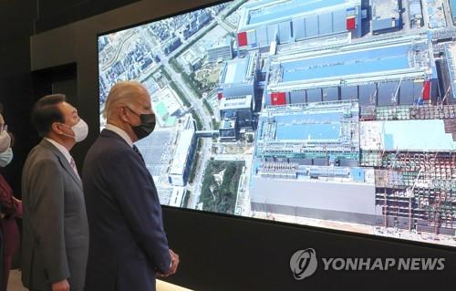South Korean President Yoon Suk-yeol (L) and U.S. President Joe Biden (R) inspect a Samsung Electronics chip plant in Pyeongtaek, some 70 kilometers south of Seoul, on May 20, 2022. (Yonhap)