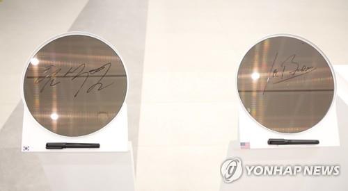 This photo shows the semiconductor silicon wafers signed by South Korean President Yoon Suk-yeol (L) and U.S. President Joe Biden (R) at a Samsung Electronics chip plant in Pyeongtaek, 70 kilometers south of Seoul, on May 20, 2022. (Yonhap)