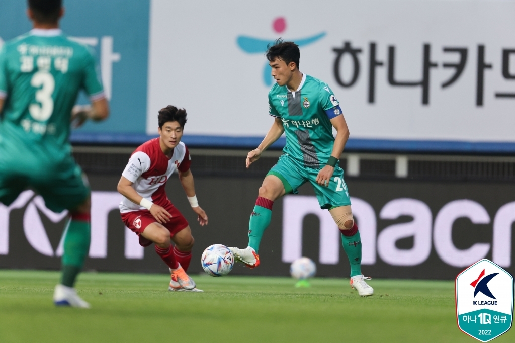 Cho Yu-min of Daejeon Hana Citizen (R) is in action against Busan IPark during a K League 2 match at Daejeon World Cup Stadium in Daejeon, 160 kilometers south of Seoul, on May 17, 2022, in this photo provided by the Korea Professional Football League. (PHOTO NOT FOR SALE) (Yonhap)