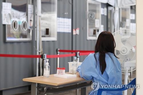 (LEAD) S. Korea's new COVID-19 cases below 10,000 for 3rd day amid slowing virus trend
