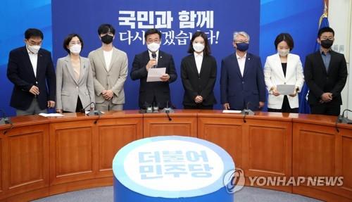 The main opposition Democratic Party's interim committee announces their decision to step down from their posts to take responsibility for the previous day's local elections in a news conference at the National Assembly in Seoul on June 2, 2022. (Pool photo) (Yonhap)