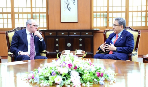 Foreign Minister Park Jin (R) meets with Ukrainian Deputy Foreign Minister Dmytro Senik in his office in Seoul on June 8, 2022, in this photo provided by the ministry. (PHOTO NOT FOR SALE) (Yonhap)