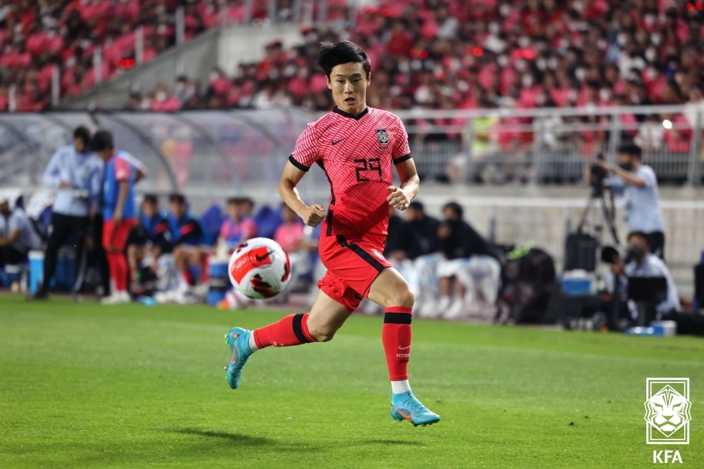South Korean midfielder Um Won-sang receives a pass during a friendly football match against Paraguay at Suwon World Cup Stadium in Suwon, 35 kilometers south of Seoul, on June 10, 2022, in this photo provided by the Korea Football Association. (PHOTO NOT FOR SALE) (Yonhap)