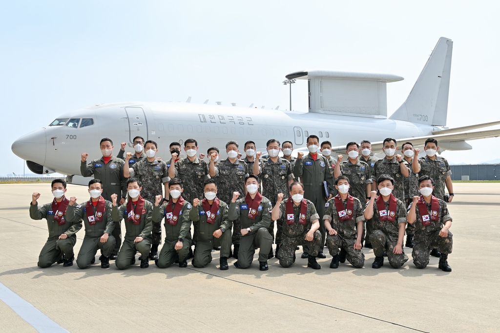 Joint Chiefs of Staff (JCS) Chair Gen. Won In-choul (C, 2nd row) poses with service members of the 51st Airborne Control Flight Group in the southeastern city of Busan on June 17, 2022, in this photo released by the JCS. (PHOTO NOT FOR SALE) (Yonhap)