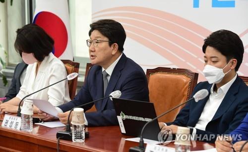 Rep. Kweon Seong-dong (C), the floor leader of the ruling People Power Party (PPP), speaks at a party meeting at the National Assembly in Seoul on June 20, 2022. (Pool photo) (Yonhap)