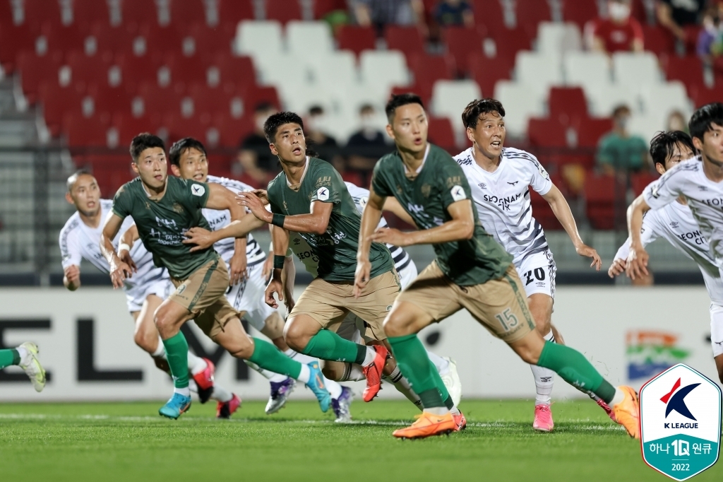 Players for Gimcheon Sangmu FC (in green) and Seongnam FC pursue a loose ball during the K League 1 match at Gimcheon Stadium in Gimcheon, 190 kilometers southeast of Seoul, on June 21, 2022, in this photo provided by the Korea Professional Football League. (PHOTO NOT FOR SALE) (Yonhap) 