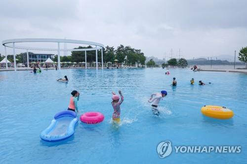 People play in a riverside swimming pool in Seoul on June 24, 2022, as four outdoor swimming pools and two wading pools on the banks of the Han River opened the same day following a two-year hiatus due to the COVID-19 pandemic. (Yonhap)