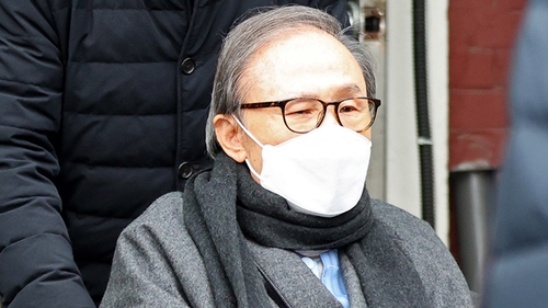  Prosecution suspends ex-President Lee's imprisonment
