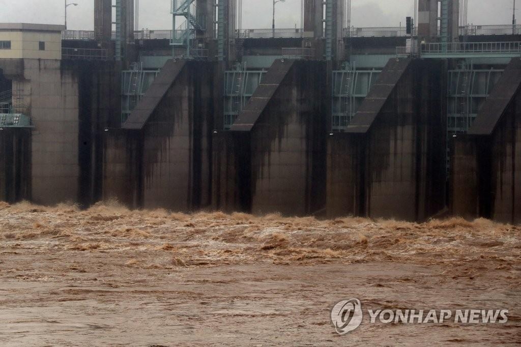 Water gushes out of the floodgates of the Gunnam Dam on the Imjin River that runs across the inter-Korean border in the South Korean border town of Yeoncheon, north of Seoul, on June 28, 2022, as the state-run Korea Water Resources Corp. opened the dam's floodgates to lower the water level following heavy rain in North Korea. The dam, built in 2010, was designed to deal with flash floods from North Korea. (Yonhap)