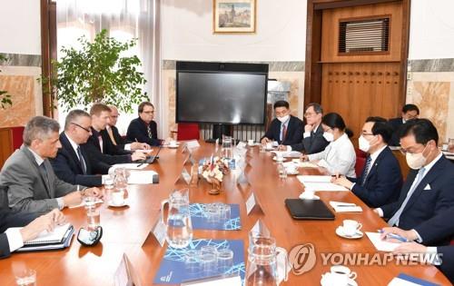 South Korea's Industry Minister Lee Chang-yang (2nd from R) holds talks with his Czech counterpart, Jozef Sikela (2nd from L), at the latter's ministry in Prague on June 28, 2022, in this photo provided by the ministry. (PHOTO NOT FOR SALE) (Yonhap)