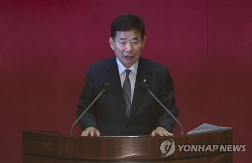 Rep. Kim Jin-pyo of the main opposition Democratic Party speaks to lawmakers after his election as new National Assembly speaker on July 4. (Yonhap)