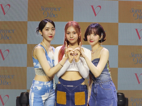 K-pop girl group VIVIZ poses for the camera during a media showcase in Seoul on July 6, 2022, for its second EP "Summer Vibe," in this photo provided by Big Planet Made. (PHOTO NOT FOR SALE) (Yonhap)