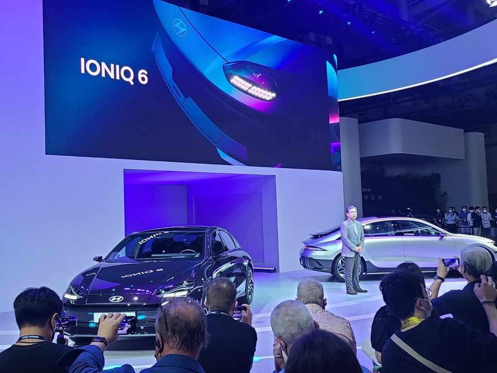 This photo taken on July 14, 2022, shows Hyundai Motor President and CEO Chang Jae-hoon giving a briefing on the all-electric IONIQ 6 sedan during the press day of the Busan International Motor Show in the southern port city of Busan. (Yonhap) 