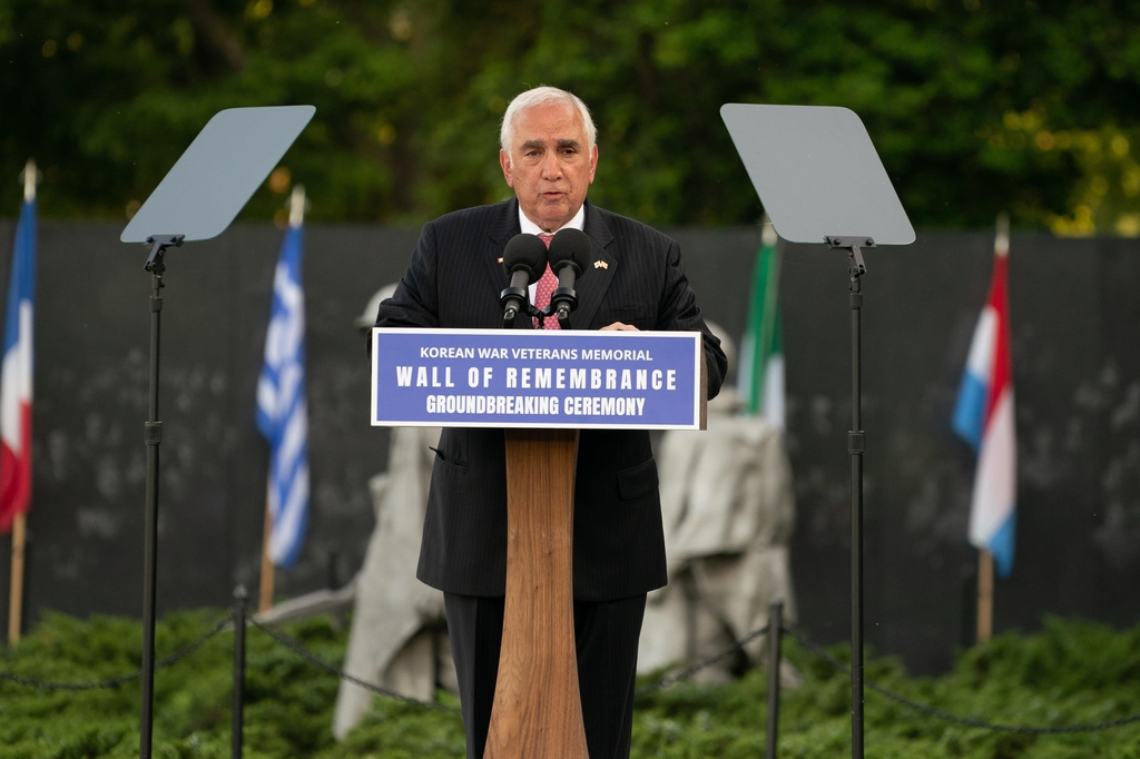 John Tilelli, chairman of the Korean War Veterans Memorial Foundation, delivers remarks during a groundbreaking ceremony for the Wall of Remembrance in Washington on May 21, 2021, in this photo provided by the Korean War Veterans Memorial Foundation. (PHOTO NOT FOR SALE) (Yonhap)