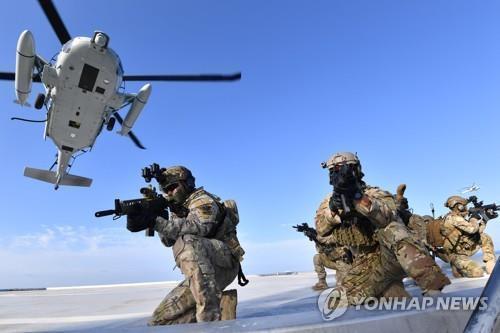 In this Aug. 25, 2019, file photo, service members carry out a military drill on South Korea's easternmost islets of Dokdo in the East Sea to deter trespassers. (Yonhap)