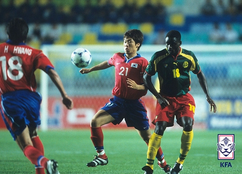 In this file photo provided by the Korea Football Association, Park Ji-sung of South Korea (L) is in action against Cameroon during the countries' friendly football match at Suwon World Cup Stadium in Suwon, 35 kilometers south of Seoul, on May 25, 2001. (PHOTO NOT FOR SALE) (Yonhap)