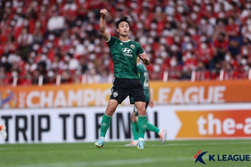 Japan's Urawa Red Diamonds' goalkeeper Shusaku Nishikawa reacts after  making save during penalty shoot-out during the AFC Champions League  semifinal match Urawa Red Diamonds and Jeonbuk Hyundai Motors at Saitama  Stadium Thursday