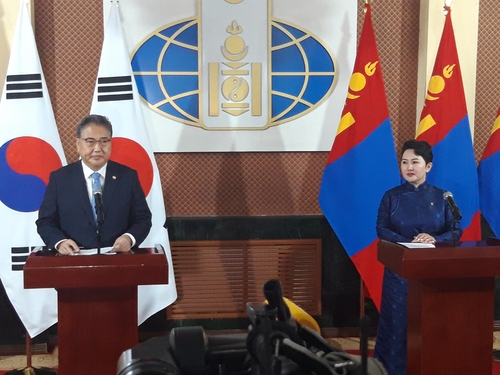 South Korean Foreign Minister Park Jin (L) and his Mongolian counterpart, Batmunkh Battsetseg, hold a joint press conference after their talks in Ulaanbaatar on Aug. 29, 2022. (Yonhap) 