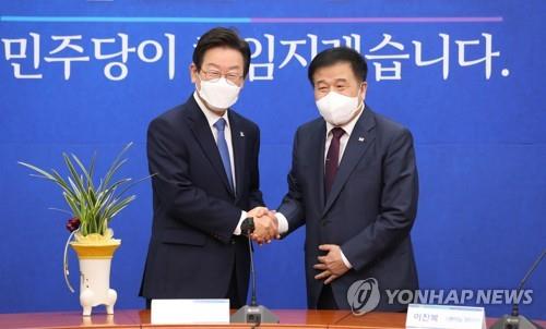 (LEAD) Yoon seeks new opposition leader's support for public livelihood bills