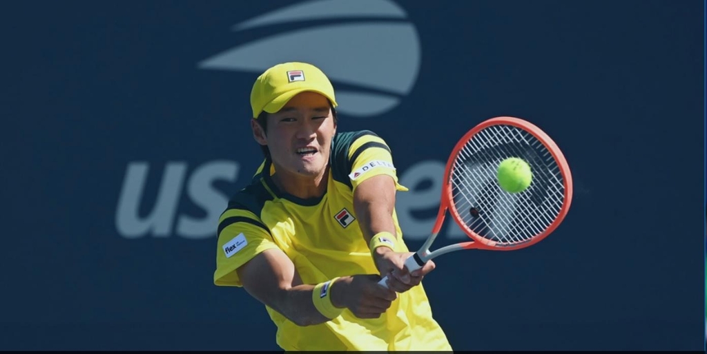 This photo captured from the U.S. Open website shows Kwon Soon-woo of South Korea in action against Fernando Verdasco of Spain during the men's single first-round match at the U.S. Open at the USTA Billie Jean King National Tennis Center in New York on Aug. 30, 2022. (PHOTO NOT FOR SALE) (Yonhap)