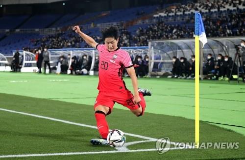 In this file photo from March 25, 2021, Lee Kang-in of South Korea takes a corner during the men's friendly football match against Japan at Nissan Stadium in Yokohama, Japan. (Yonhap)