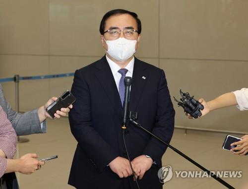 National Security Adviser Kim Sung-han speaks to reporters after arriving at Incheon International Airport, west of Seoul, on Sept. 2, 2022, from Hawaii, where he held talks with his U.S. and Japanese counterparts. (Yonhap)