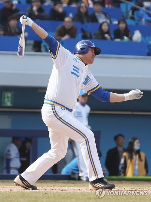 In this file photo from March 19, 2016, former Samsung Lions outfielder Yang Joon-hyuk gets a base hit during a celebrity game at Daegu Samsung Lions Park in Daegu, around 240 kilometers southeast of Seoul. (Yonhap)