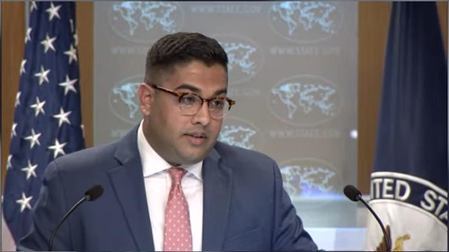 Vedant Patel, principal deputy spokesperson for the U.S. Department of State, is seen answering questions during a daily press briefing in Washington on Sept. 6, 2022 in this image captured from the department's website. (Yonhap)