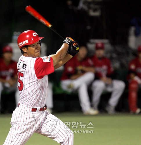 In this file photo from Sept. 15, 2005, Jang Jong-hoon of the Hanwha Eagles takes a swing against the Kia Tigers during the bottom of the second inning of a Korea Baseball Organization (KBO) regular season game at Hanbat Baseball Stadium in Daejeon, 160 kilometers south of Seoul. Jang retired from the KBO after this game. (Yonhap)