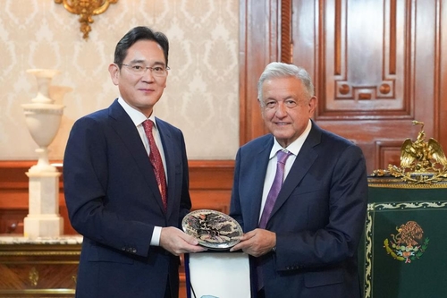 Samsung Electronics Vice Chairman Lee Jae-yong (L) poses for photo with Mexican President Andres Manuel Lopez Obrador during a courtesy call at the presidential palace in Mexico City on Sept. 8, 2022 (local time), in this photo provided by Samsung. (PHOTO NOT FOR SALE) (Yonhap) 