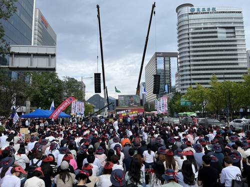 Some 13,000 financial workers hold rally in central Seoul amid 1-day general strike