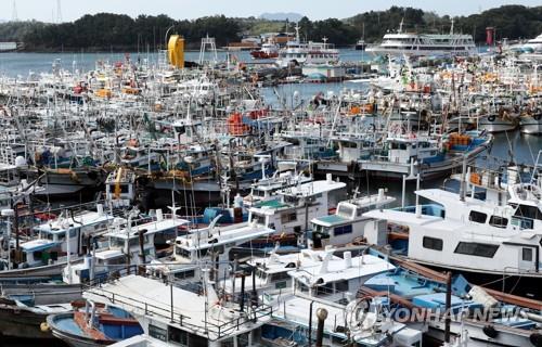 Fishing boats are docked at a port in the southern coastal city of Yeosu on Sept. 18, 2022. (Yonhap)
