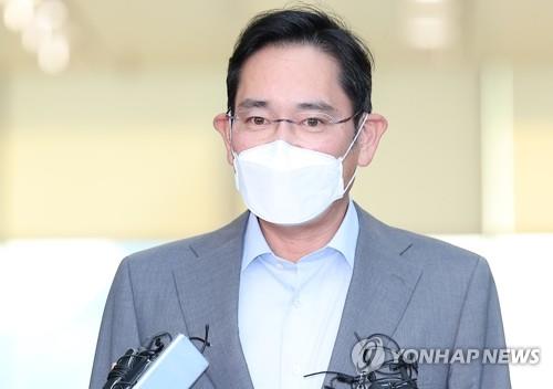 Samsung Electronics Vice Chairman Lee Jae-yong talks to reporters at Gimpo International Airport on Sept. 21, 2022. (Yonhap)