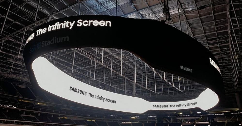 This photo provided by Samsung Electronics Co. on Feb. 11, 2022, shows its Infinity Screen installed at SoFi Stadium in August 2020. (PHOTO NOT FOR SALE) (Yonhap)