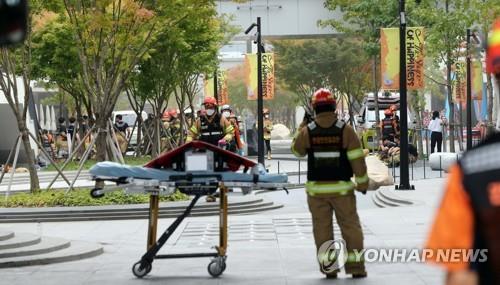 Firefighters conduct a search for those who went missing in a fire at Hyundai Premium Outlet in Daejeon, 160 kilometers south of Seoul, on Sept. 26, 2022. (Yonhap)