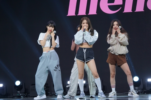 K-pop girl group Mamamoo poses for the camera during a media showcase for its 12th EP, "Mic On," on Oct. 11, 2022. This photo was provided by the band's agency RBW. (PHOTO NOT FOR SALE) (Yonhap)