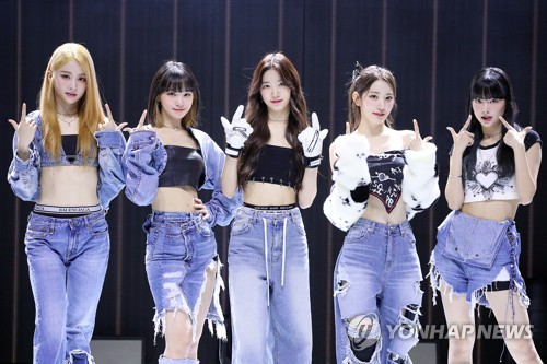 K-pop girl group Le Sserafim poses for the camera during a media showcase for its second EP, "Antifragile," at Seoul's Yonsei University on Oct. 17, 2022, in this photo provided by Source Music. (PHOTO NOT FOR SALE) (Yonhap)