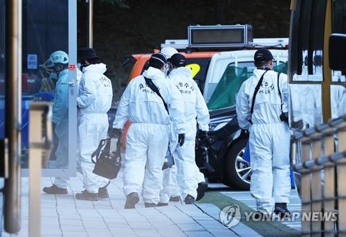 Investigators conduct an inspection at SK C&C's data center in Pangyo on Oct. 17, 2022. (Yonhap)