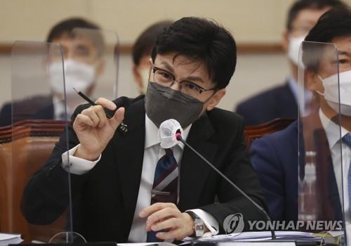 Justice Minister Han Dong-hoon speaks during a parliamentary inspection of his ministry at the National Assembly in Seoul on Oct. 24, 2022. (Pool photo) (Yonhap)