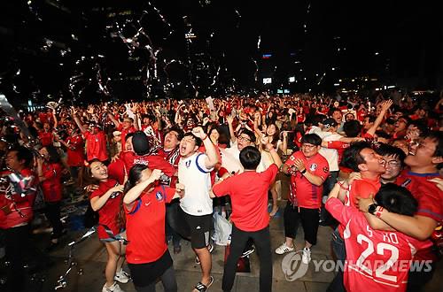 This file photo from June 28, 2018, shows South Korean football fans gathered at Seoul Plaza, in front of Seoul City Hall, celebrating their team's 2-0 victory over Germany at the FIFA World Cup in Russia. (Yonhap)