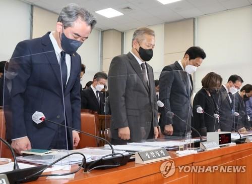 National Police Agency Commissioner General Yoon Hee-keun (from L to R), Interior Minister Lee Sang-min, Seoul Mayor Oh Se-hoon and Yongsan Ward office chief Park Hee-young bow in a silent tribute to the victims of the Itaewon crowd crush during a parliamentary session on Nov. 7, 2022. (Yonhap)